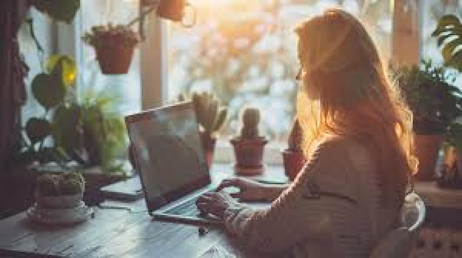  From Side Hustle to Full-Time Freelancing: Inspiring Journeys